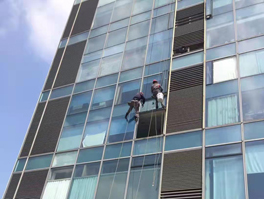 高空幕墻玻璃更換:應(yīng)對(duì)挑戰(zhàn)的技巧與安全措施