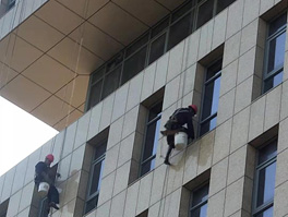 建筑物如何進行高空外墻清洗呢?