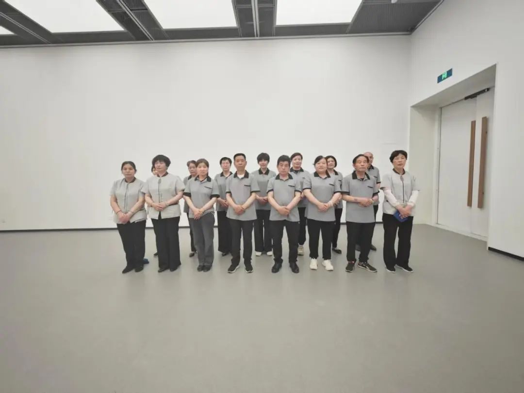 上海鷹隆開展"理論+實操"保潔技能專項培訓｜筑牢服務基石 擦亮企業(yè)品牌